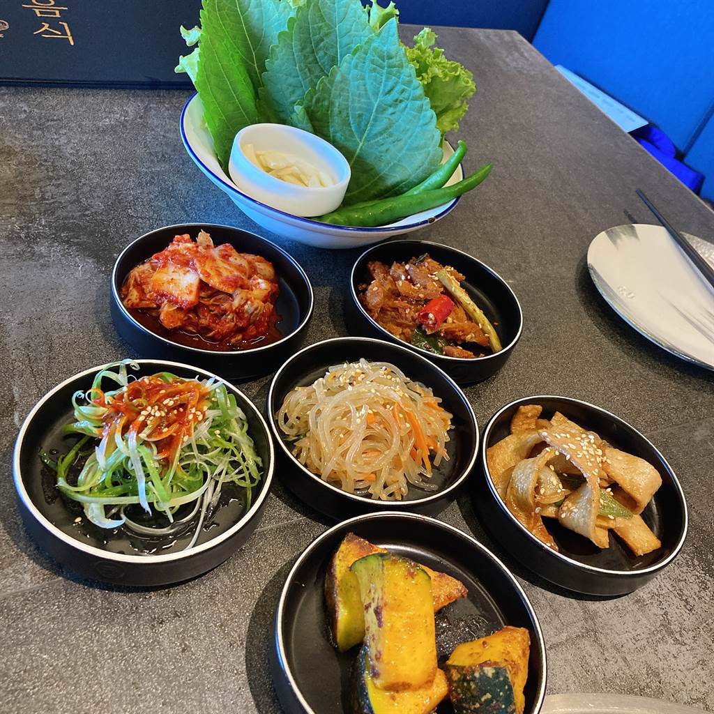 可續加的韓式小菜。（邱映慈攝）