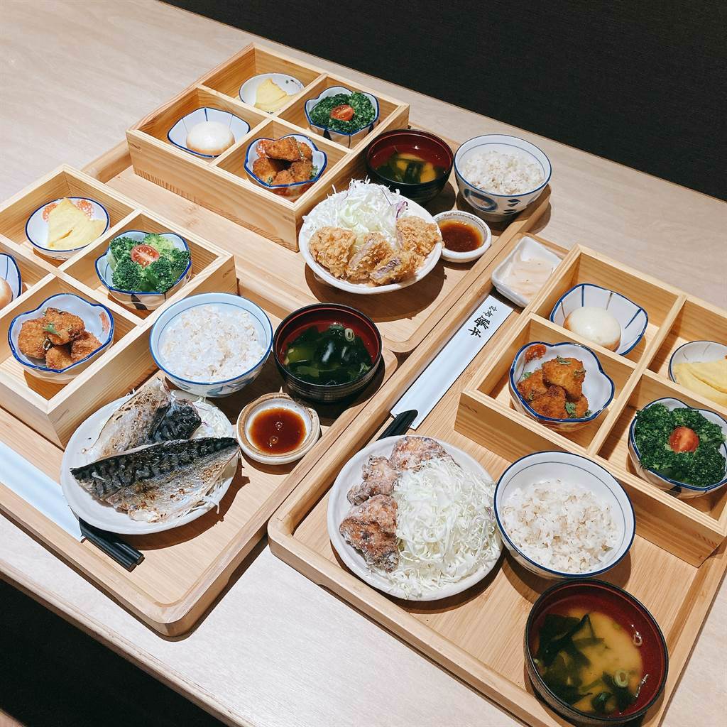 京都勝牛全新商業午餐，以精緻的木盒容器盛裝四道小菜來搭配不同主餐。（邱映慈攝）