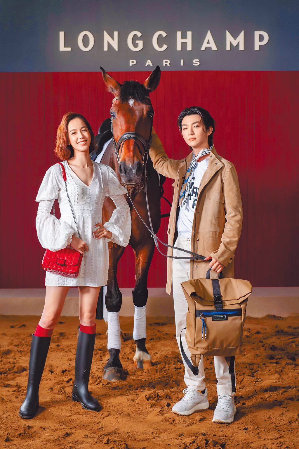 陳庭妮和炎亞綸穿上Longchamp 2021秋冬系列全新服裝，與賽馬近距離接觸。（Longchamp提供）