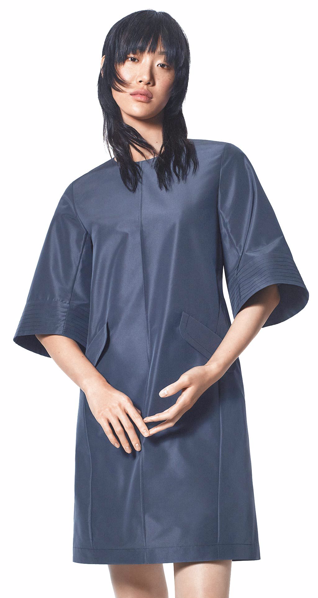 UNIQLO女裝+J絲質混紡洋裝，4990元。（UNIQLO提供）