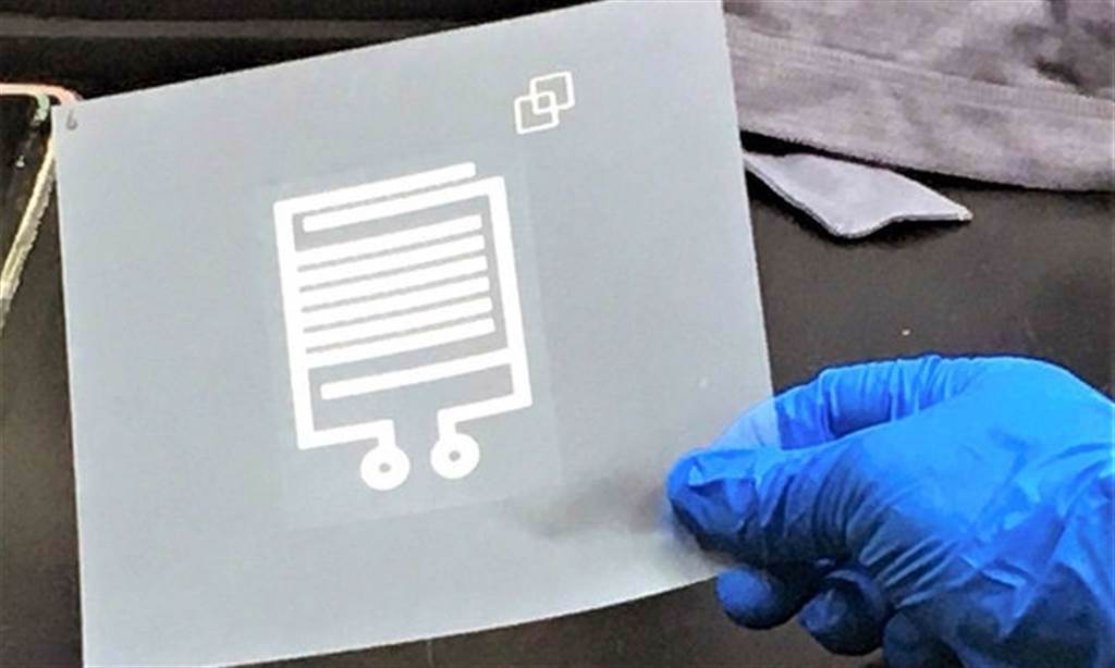 工研院材化所發展出「奈米銀天線」作為導電載體，其導電效果佳，且能經由熱轉印、服貼在衣物上。(圖/工業技術研究院、康健雜誌提供