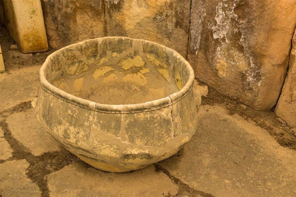 進化鎮一名村民在院子挖竹筍時，意外發現3個瓷碗，進行鑑定後，得知此為春秋戰國時期的古文物。(示意圖/達志影像)