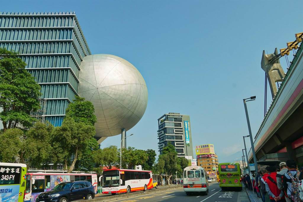 台北表演藝術中心的外型有如皮蛋豆腐，球體建築內部為鏡框式、可容納800人的中劇場。（台北表演藝術中心提供）