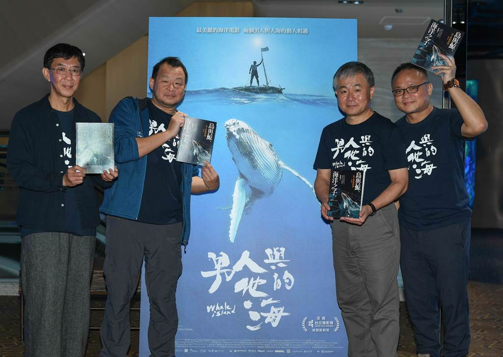 《男人與他的海》配樂林生祥（左起）、水下鯨豚攝影師金磊、海洋文學作家廖鴻基、導演黃嘉俊。（牽猴子提供）