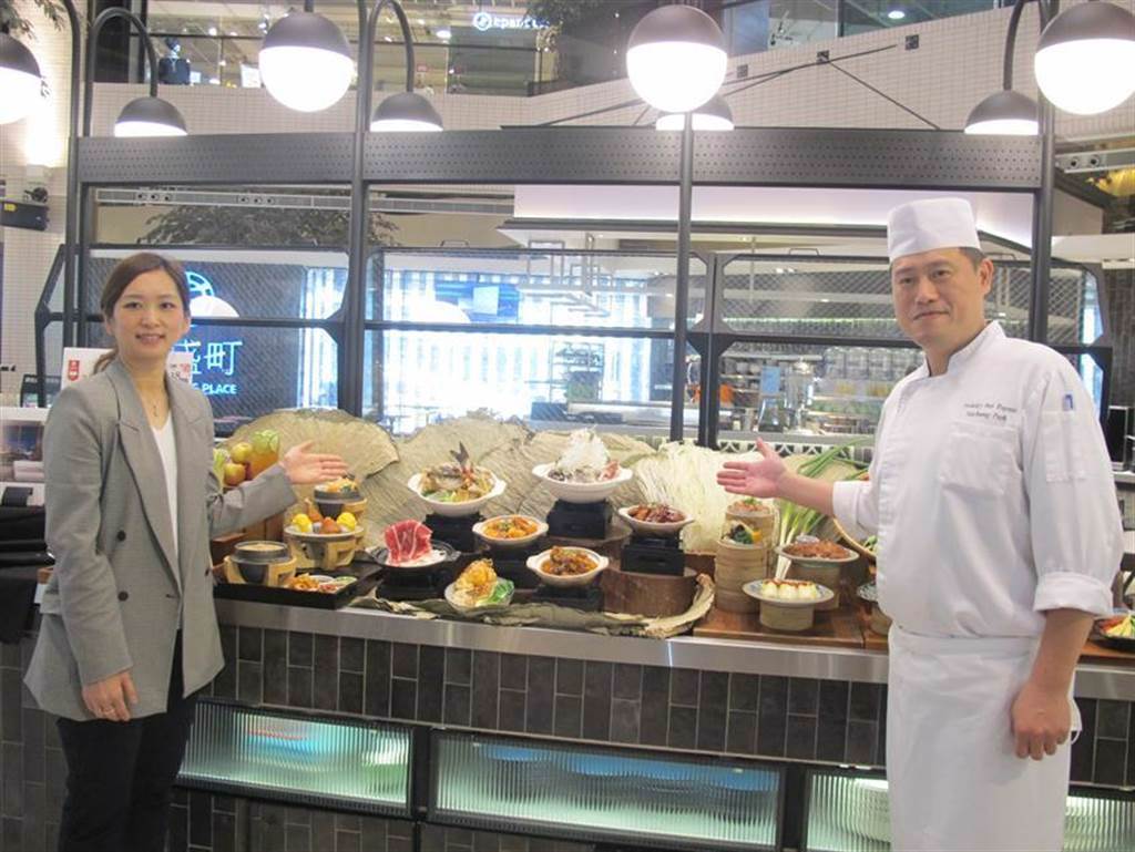 台中公園智選假日飯店新任總經理郭子毓(左)、主廚白家豪表示，台式茶餐廳「丰盛町」即日起推出全新菜單搶市。（圖／曾麗芳）
