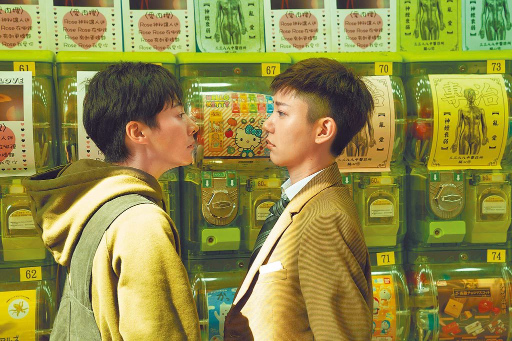 郭雪芙（右）、謝沛恩在片中談情說愛，充滿粉紅泡泡。（双喜電影提供）