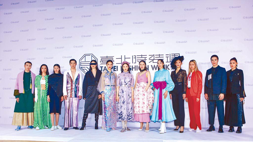 臺北時裝週展前記者會上搶先欣賞13家台灣設計師品牌獨創新作。（吳松翰攝）