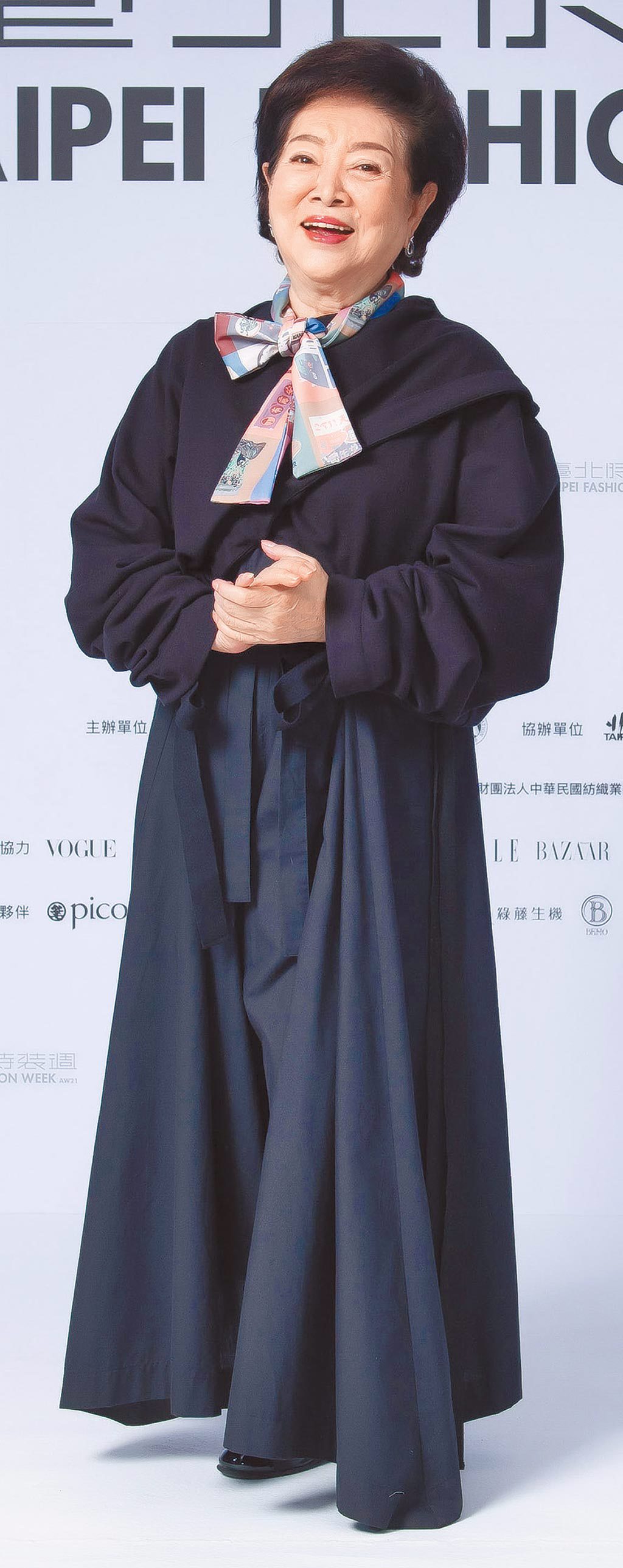 金馬影后陳淑芳出席臺北時裝週展前記者會，身穿INF的黑色修身套裝登場。（臺北時裝週提供）