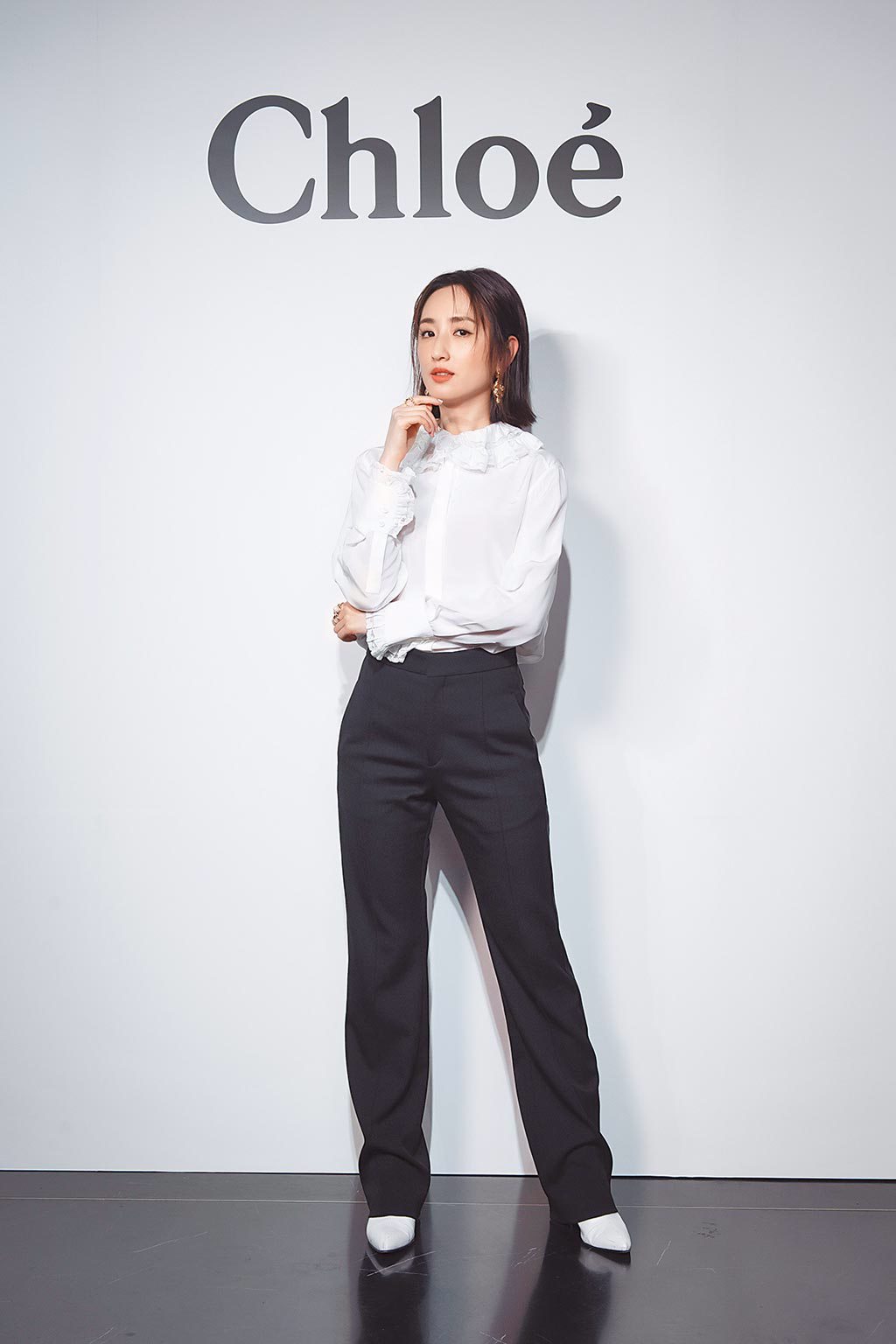 柯佳嬿出席Chloe秋冬系列發表，以白色荷葉襯衫配黑褲，營造品牌清新感。（Chloe提供）