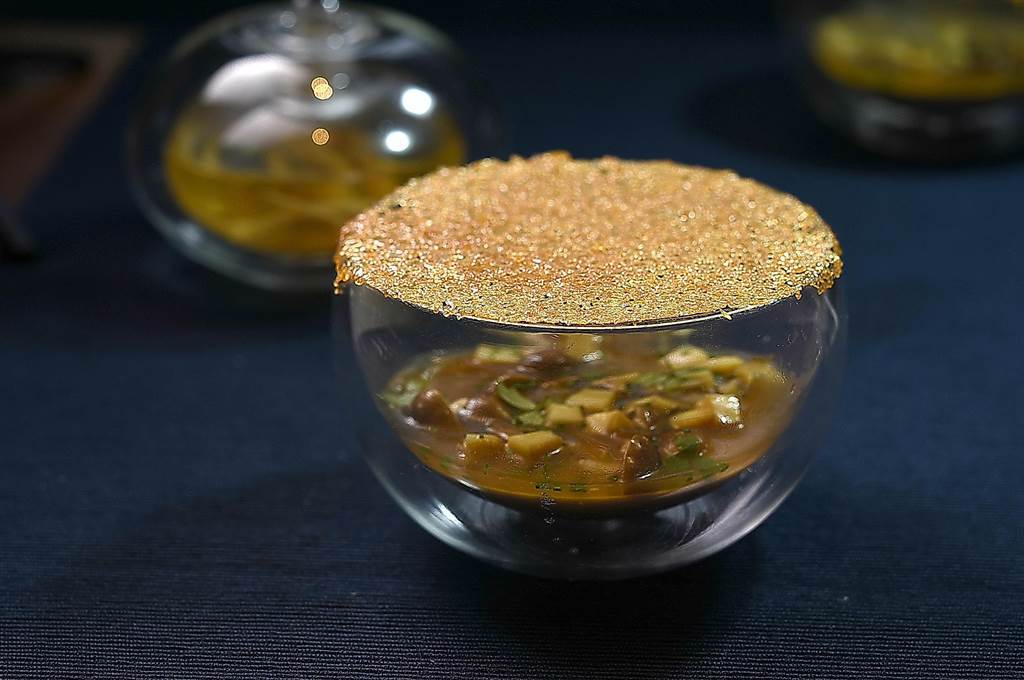〈鮑魚．人參．土雞〉，是一融合多元風味的「創意茶碗蒸」，碗上的糖片是用人參粉烤製。（圖／姚舜）