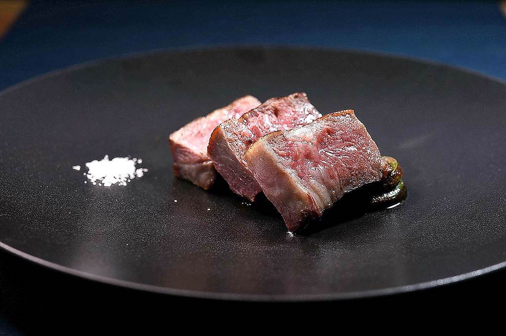 除了〈A5日本和牛菲力牛排〉外，〈T＋T〉套餐口一主食是〈16小時慢燻伊比利豬〉。（圖／姚舜）
