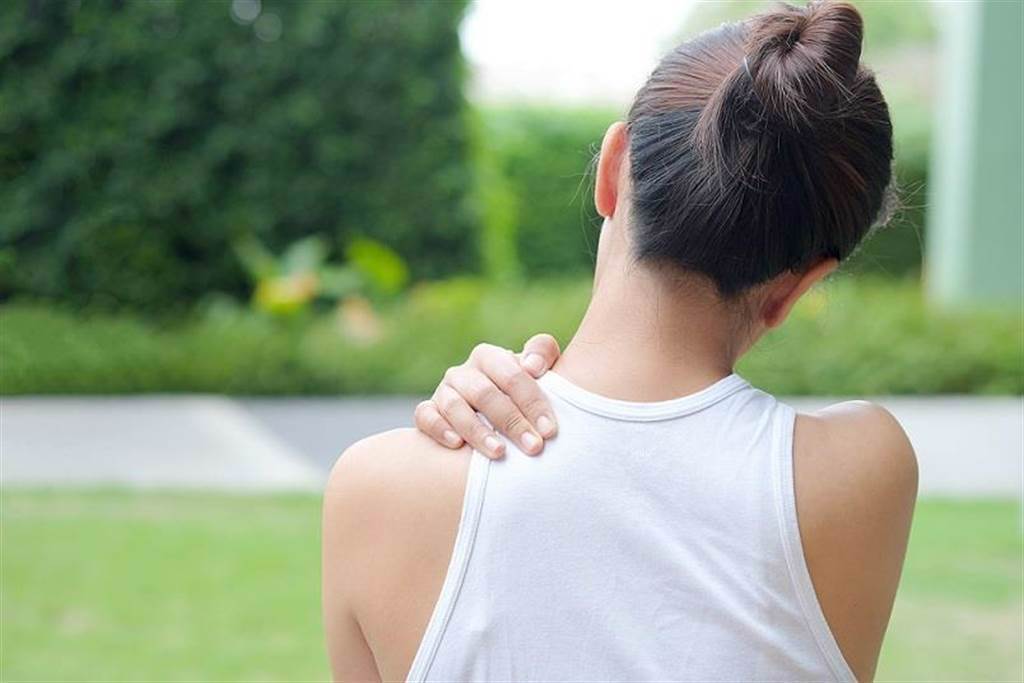 肩頸疼痛別輕忽，當心跟肺腺癌有關！專科醫師教預防措施。(示意圖/Shutterstock)