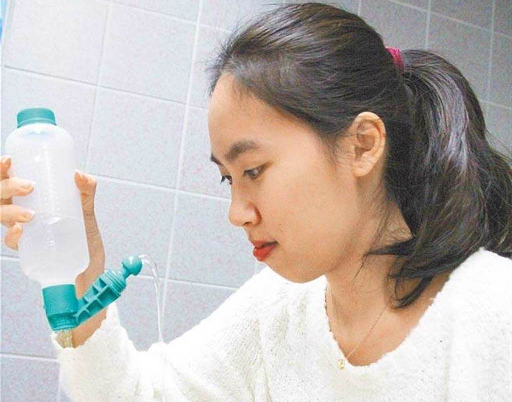 清洗鼻腔怎麼做？　耳鼻喉科醫師傳授洗鼻重點。(示意圖/Shutterstock)