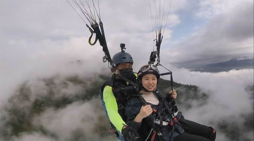 來自台南的黃姓女子在空中翱翔時，並不曉得在陸地上等待她的除了男友，還有一場浪漫求婚記。（台東翱翔企業社提供／蔡旻妤台東傳真）