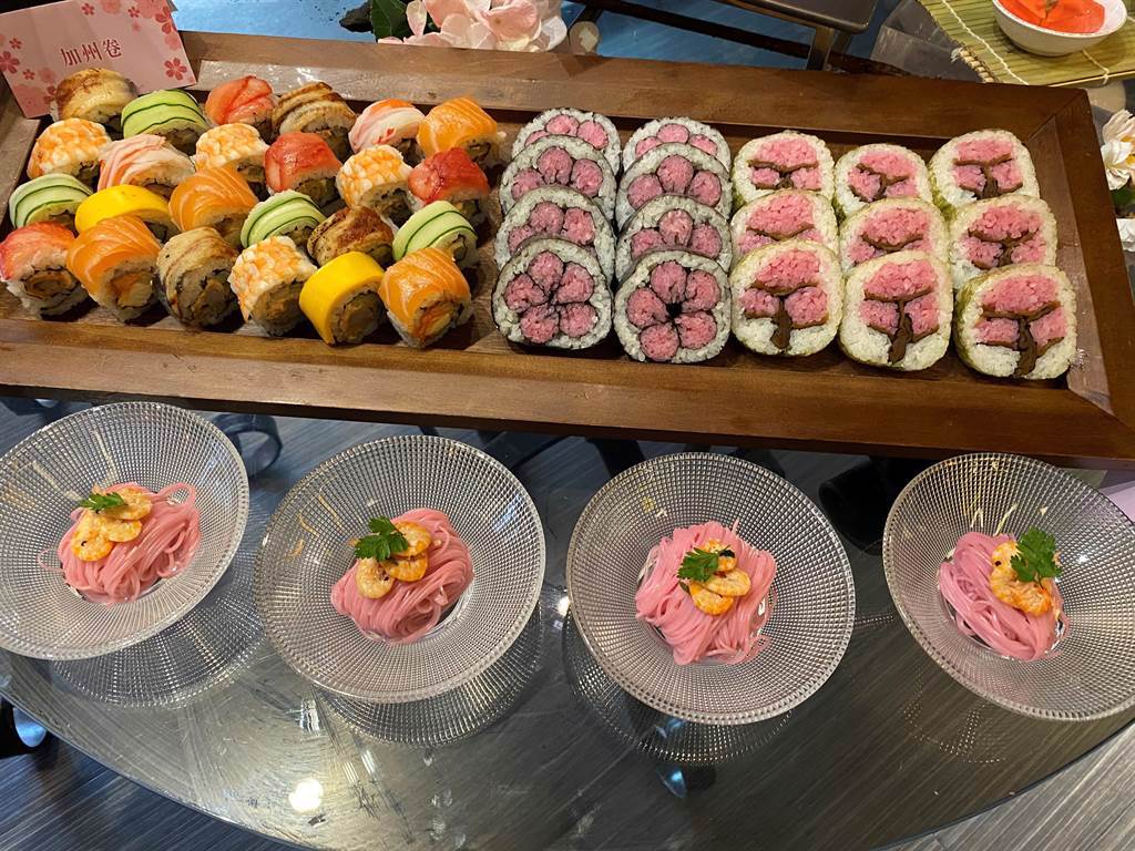 星饗道國際自助餐推出櫻花限定料理，「櫻花壽司」如同日本花見便當一樣。（馮惠宜攝）