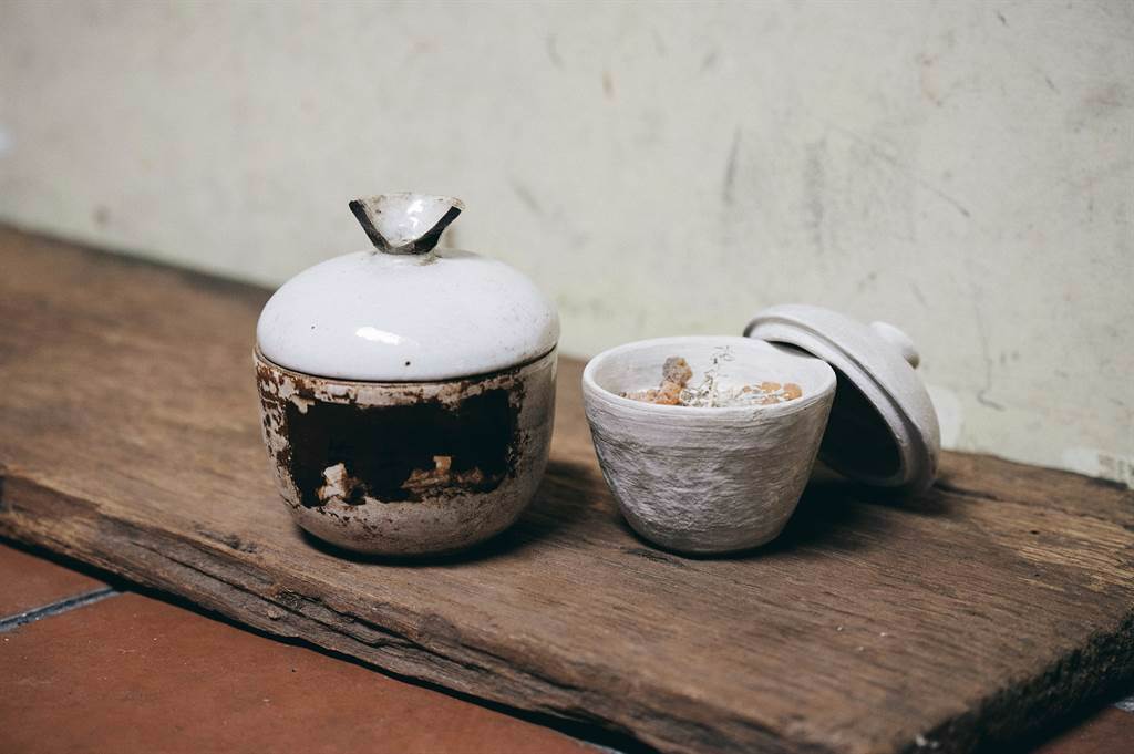 「地衣荒物」的熱賣商品「中藥陶罐蠟燭」（右），造型靈感來自傳統中藥罐（左）。（圖／陳冠凱攝）