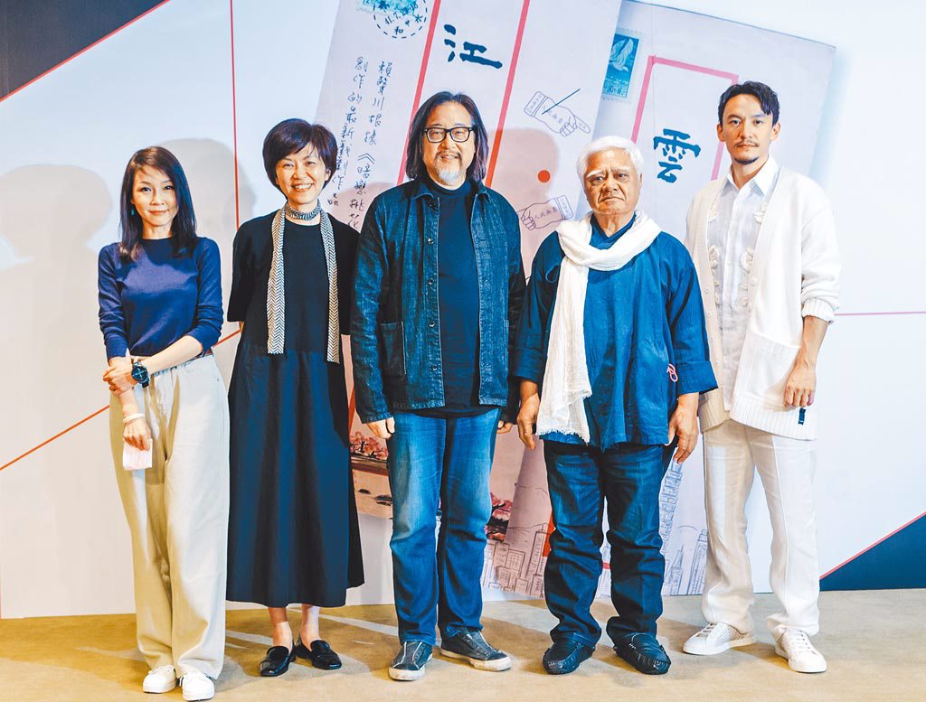 表演工作坊劇作《江/雲．之/間》25日在台北國家戲劇院舉行宣告記者會，編導賴聲川（左3）、男主角張震（右1）、女主角蕭艾（左1）、音樂設計胡德夫（右2）等劇組成員出席合影。（郭吉銓攝）