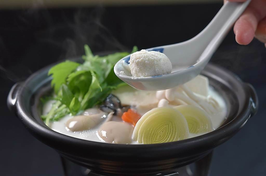 品嘗〈牡蠣雪華鍋〉前，先將用大頭菜泥製作的白色「雪球」打散融入湯中，使湯頭風味更鮮濃。（圖／姚舜）