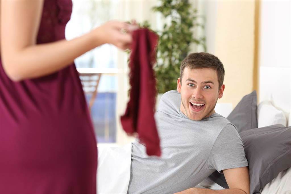 網友租屋在外因忽略通風的重要性，導致貼身衣物洗好卻更臭。（示意圖／Shutterstock）