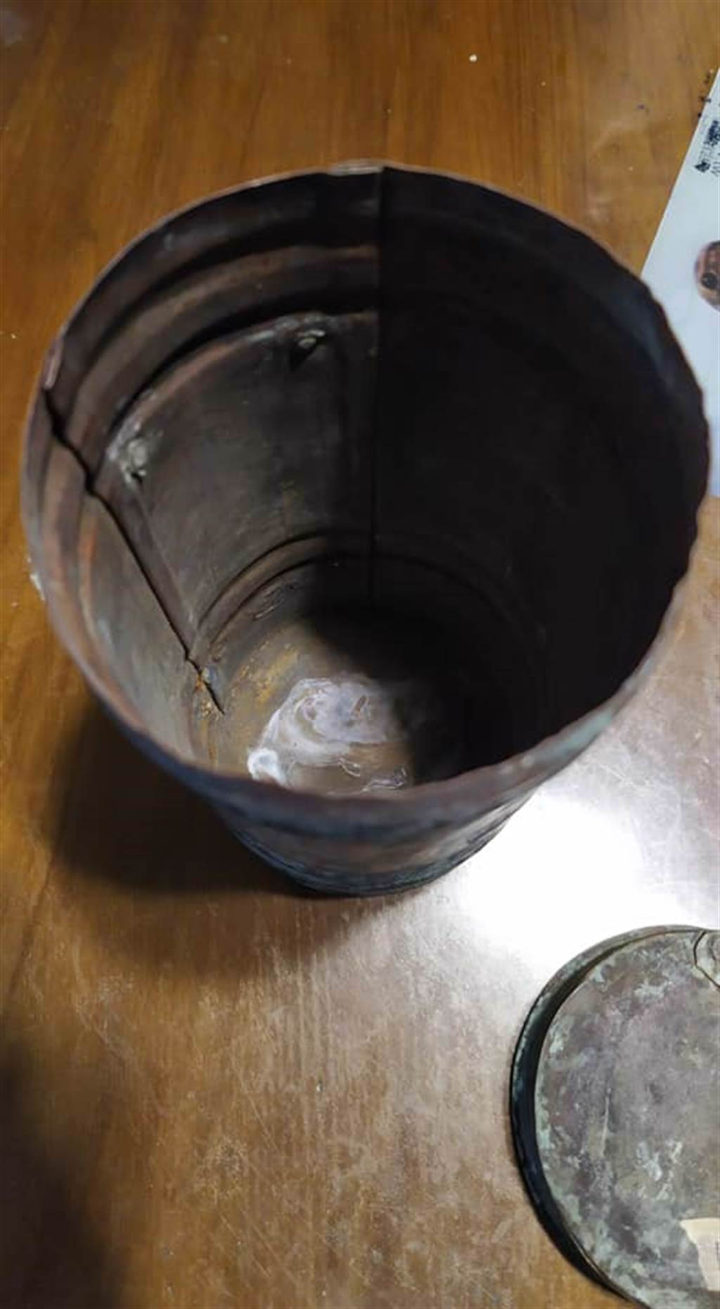 原PO貼出老婆買回的神秘小鐵罐，由於外觀多處斑駁，讓他不理解為何還要1800元。(圖取自爆怨公社)