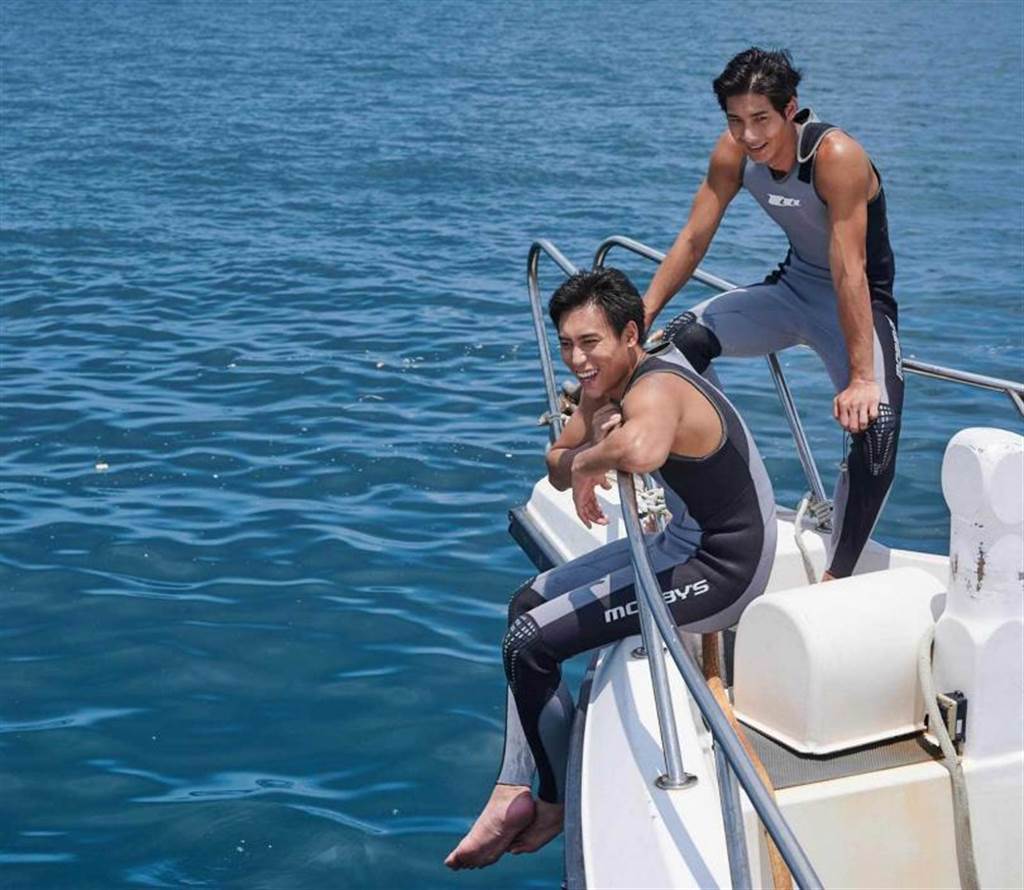 柯鑑育和鄭凱因為拍攝《東經北緯》愛上大海，還考取潛水教練的執照。（圖／CATCHPLAY提供）