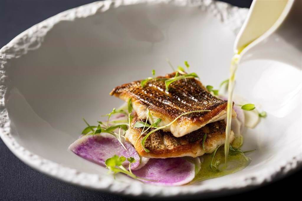 （A CUT牛排館推出全新海鮮主菜「香煎黃雞魚」 ，提供顧客更多元的選擇。圖／A CUT牛排館提供）