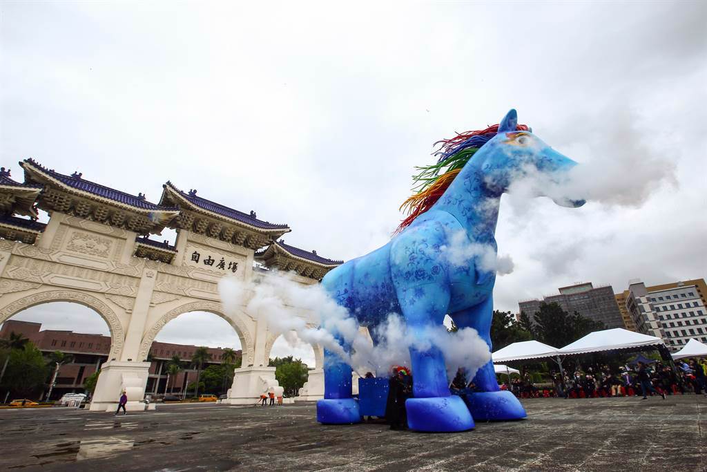 陰天的台北，兩廳院藝文廣場上出現一隻10公尺高的藍色雨馬，飛揚的彩色鬃毛，看起來神采奕奕，竄出的白煙，有如騰雲駕霧。這是紙風車劇團客家親子劇《雨馬》，下周末登場。（鄧博仁攝）