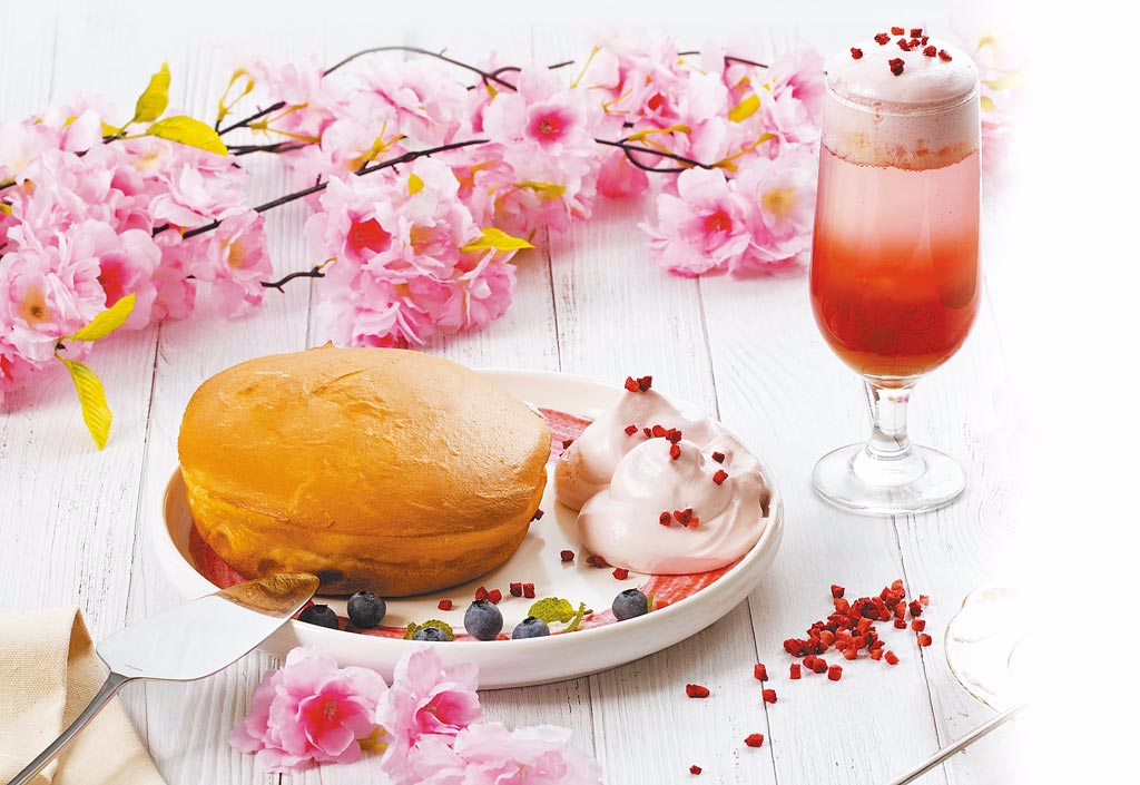 petit doux微兜「花季春色瓦帕鬆餅」，搭配粉紅莓果櫻花鮮奶油，380元。（微兜提供）