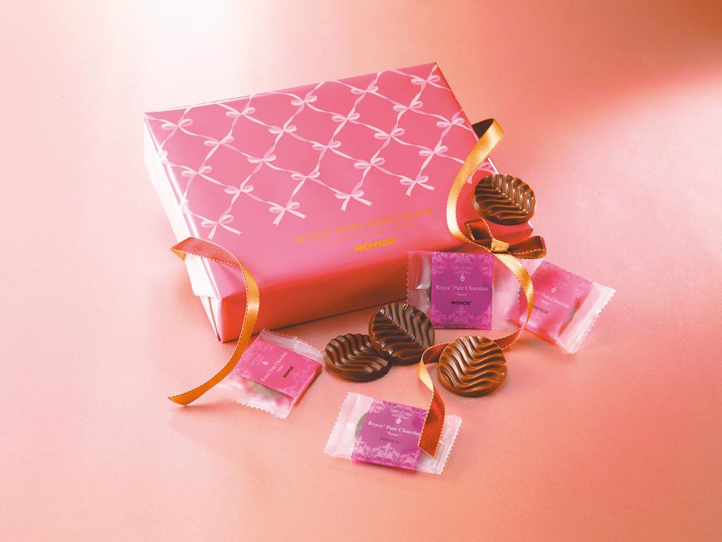 city’super ROYCE’「甜味及牛奶口味醇巧克力情人限定包裝禮盒」，2種口味各20枚，520元。（city’super提供）