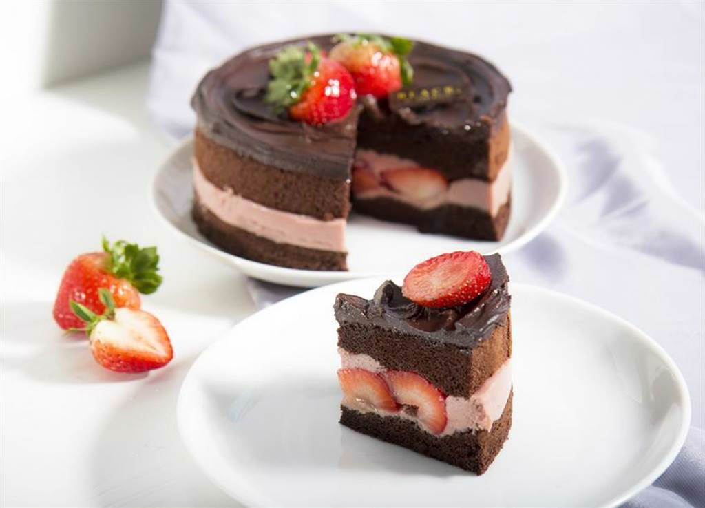 （3月10日起至BAC全台門市購買黑嘉侖草莓巧克力蛋糕，即贈「金色三麥濃情草莓小麥啤酒」。圖／BAC）