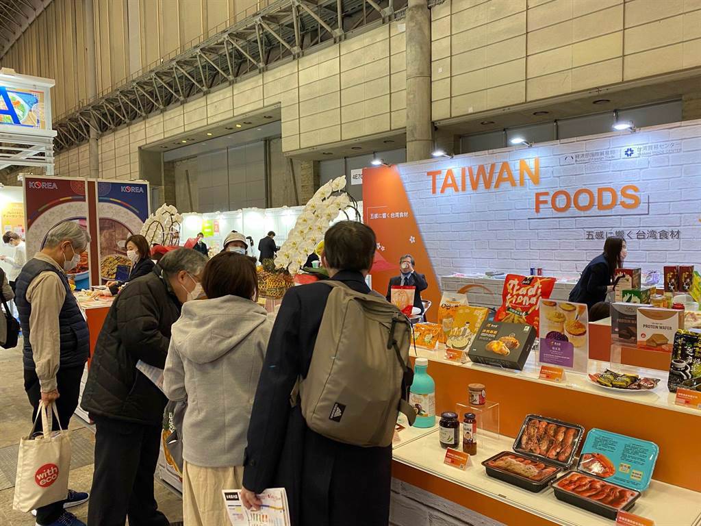 東京食品展盛大開場，貿協以臺灣館實體產品展示，吸引買主駐足參觀。(貿協提供)