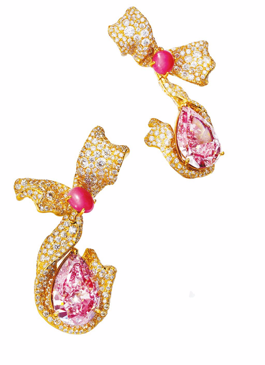 濃彩粉紅鑽緞帶耳環，兩顆各逾5克拉粉紅鑽、兩顆孔克珠約1.6克拉，售價近10億元。（CINDY CHAO提供）