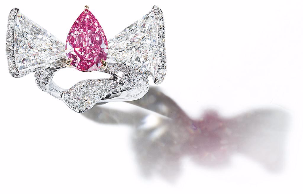 美鑽是來自上帝的禮物，CINDY CHAO粉鑽緞帶戒指，主石逾3克拉粉紅鑽。（CINDY CHAO提供）