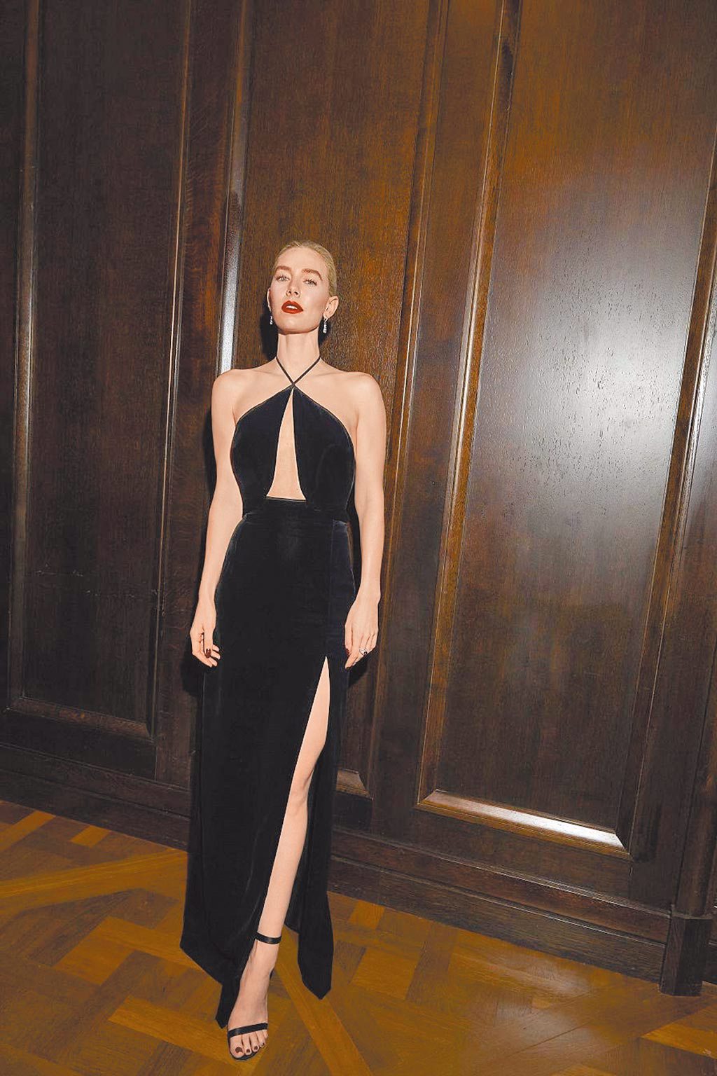 凡妮莎寇比對於黑色難以抗拒，出席金球獎時身穿Gucci訂製黑色天鵝絨露背洋裝。（Gucci提供）