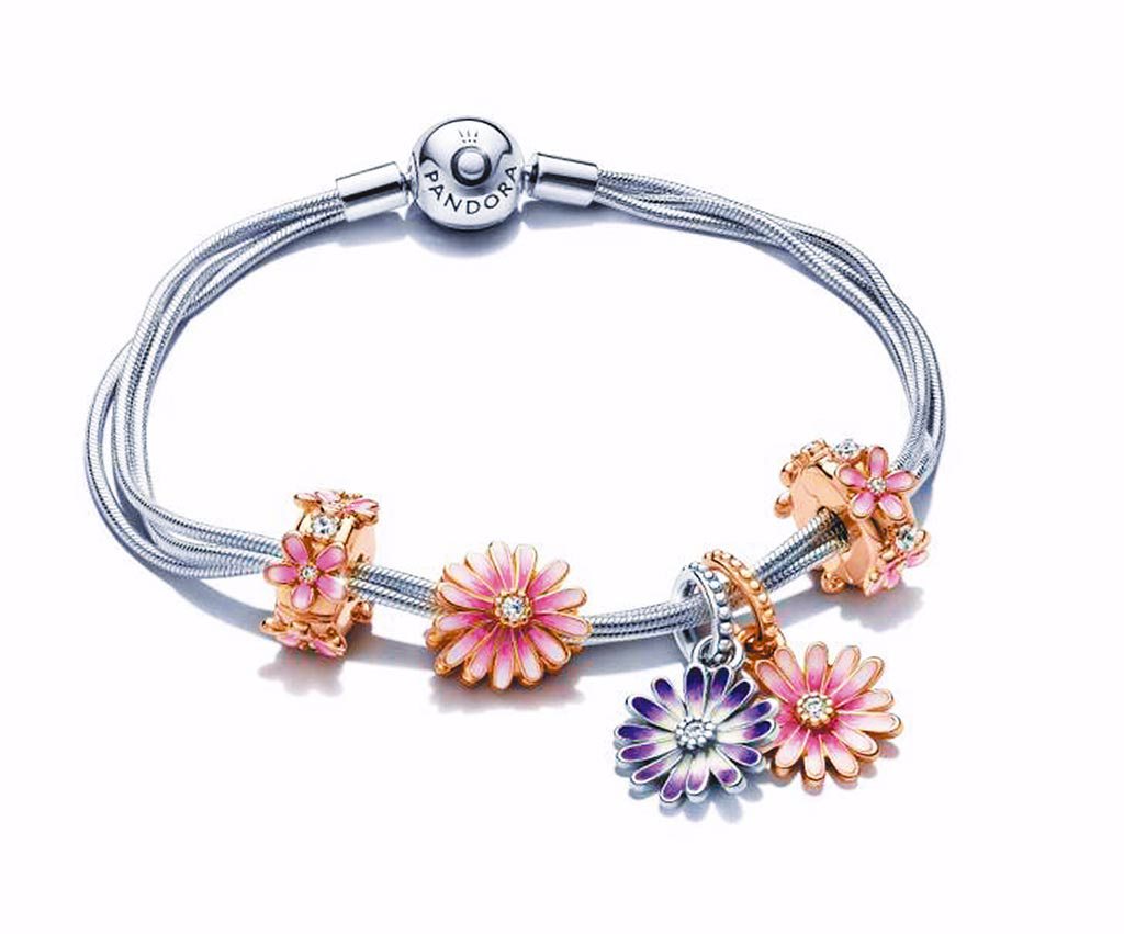 統一時代百貨台北店的Pandora推出全新春季珠寶系列，2080元。（統一時代百貨台北店提供）