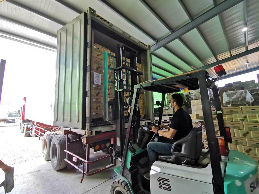 台灣鳳梨銷陸受阻，海外台人訂購25公噸鳳梨銷往新加坡，今天裝櫃啟航。（台南市政府農業局提供／莊曜聰台南傳真）