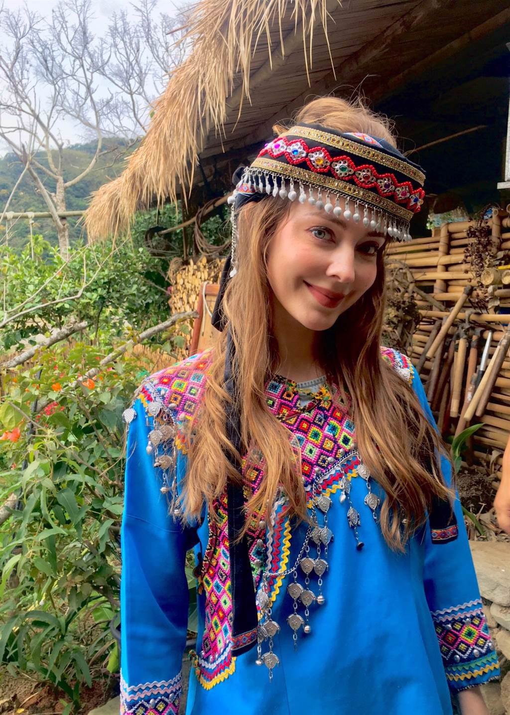 俄羅斯籍藝人安妮擔任花東小鎮自行車漫旅代言人，穿上原住民傳統服飾。（名衍行銷提供）