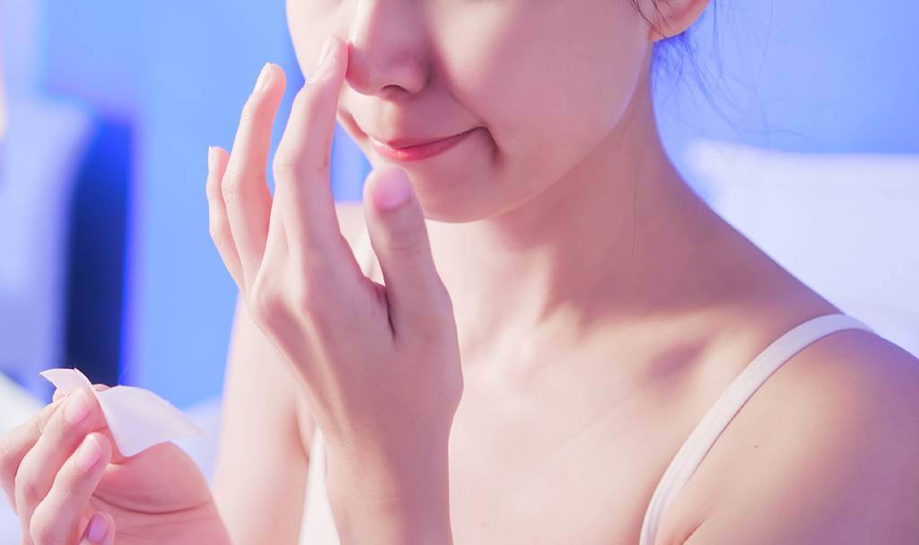 作息失調，讓肌膚崩壞抗議，皮膚科門診近日求診人數增加。(示意圖/Shutterstock)