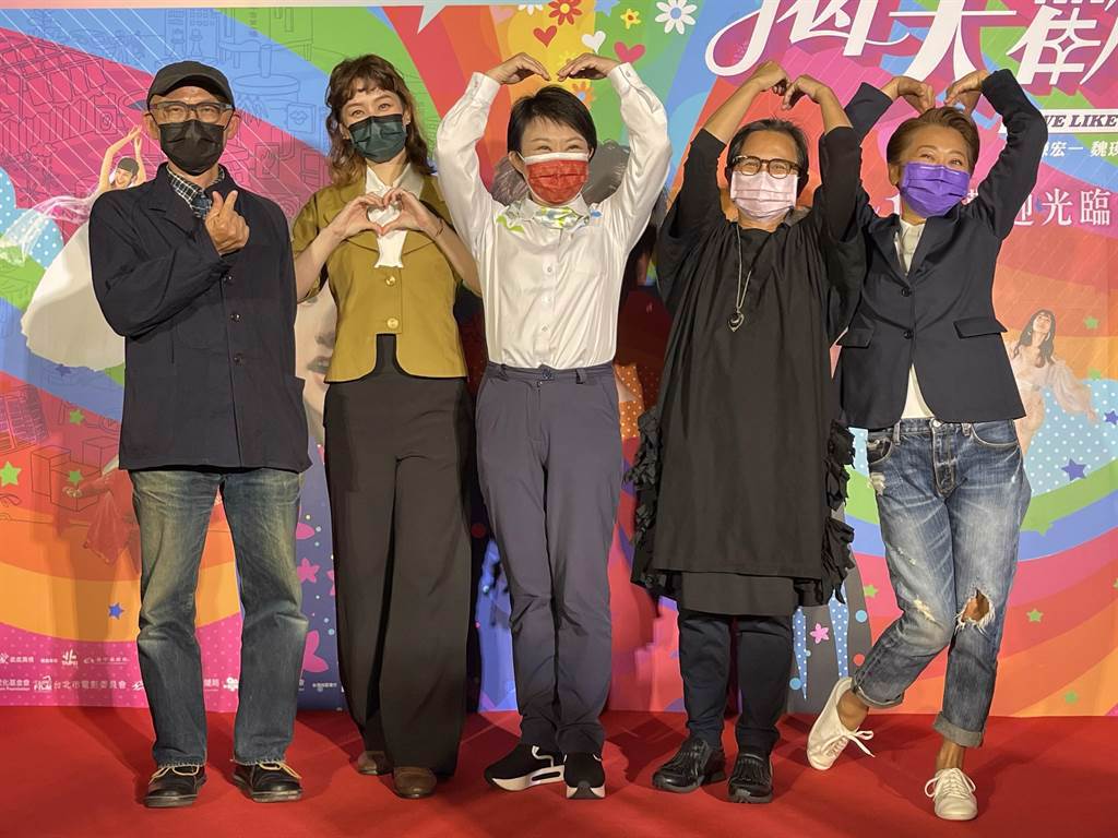 導演陳宏一（左起）、演員涵冷娜、台中市長盧秀燕、導演魏瑛娟、曹蘭出席電影《揭大歡喜》台中首映會。（双喜電影提供）