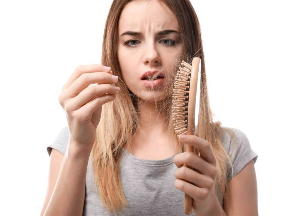 落髮常見因素，如雄性禿、壓力、作息、產後落髮等，讓人相當困擾。(圖/Shutterstock)