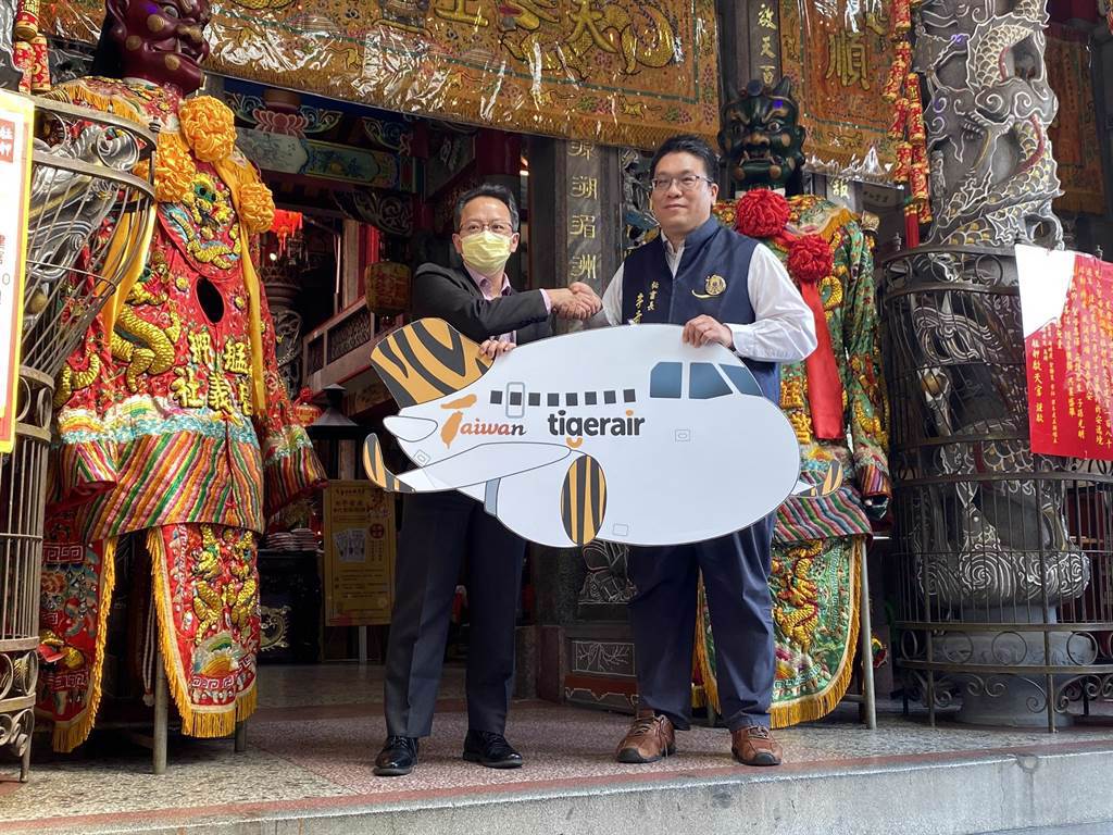 創新旅行社董事長（右）與台灣虎航商務長許致遠（左）宣布，合作推出全台首創的空中祈福航班。（陳祐誠攝）