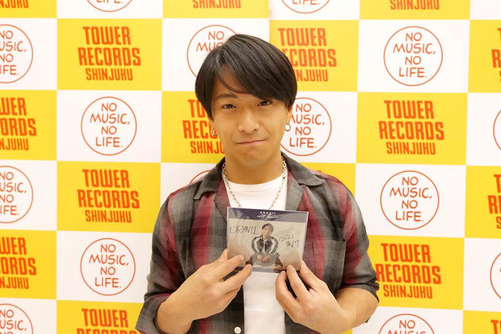 緒方龍一日前在新宿的TOWER唱片行舉辦單曲發行紀念簽名會。（DRAVIL 提供）