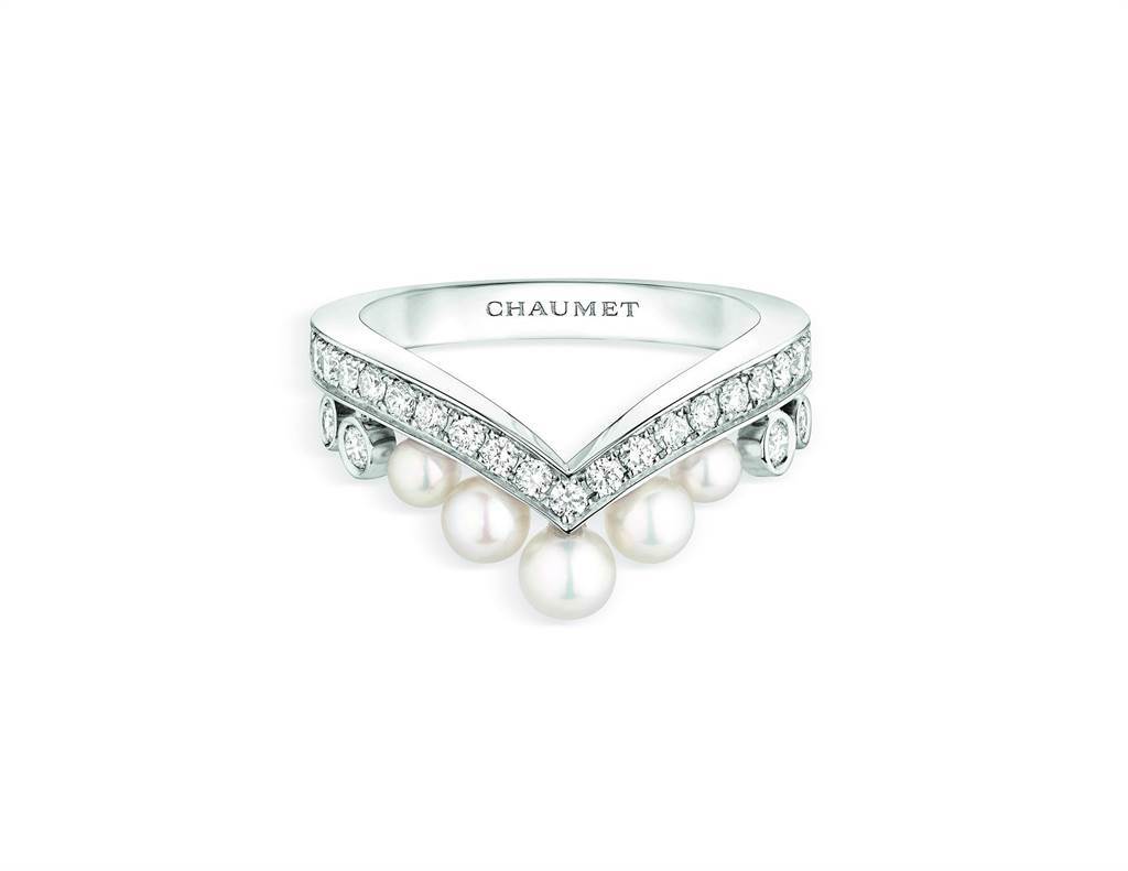 CHAUMET的Josephine Aigrette 18K白金戒指，鑲鑽石和Akoya珍珠，16萬1000元。（CHAUMET提供）