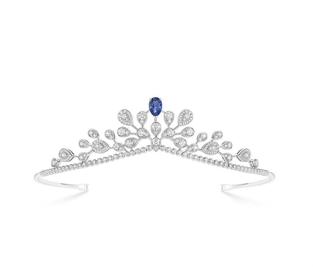 CHAUMET的Josephine Aigrette Imperiale項鍊（可當皇冠），主石約8.53克拉的梨形藍寶石。（CHAUMET提供）