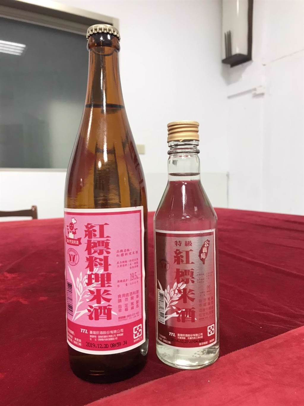 台酒停產的是右邊的特級紅標米酒，而左邊料理用的米酒仍繼續販售（圖／台酒提供）
