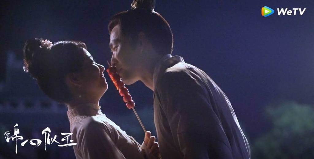 鍾漢良、譚松韻的糖葫蘆吻相當甜蜜。（WeTV提供）