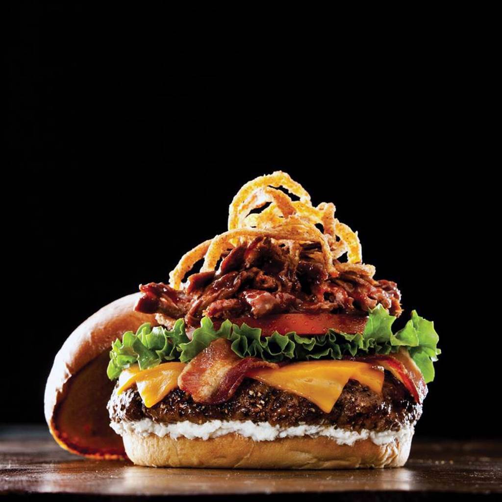 TGI FRIDAYS歡慶創立56周年，在指定日推出指定漢堡買1送1優惠；圖為「超級三重奏漢堡」。（TGI FRIDAYS提供）
