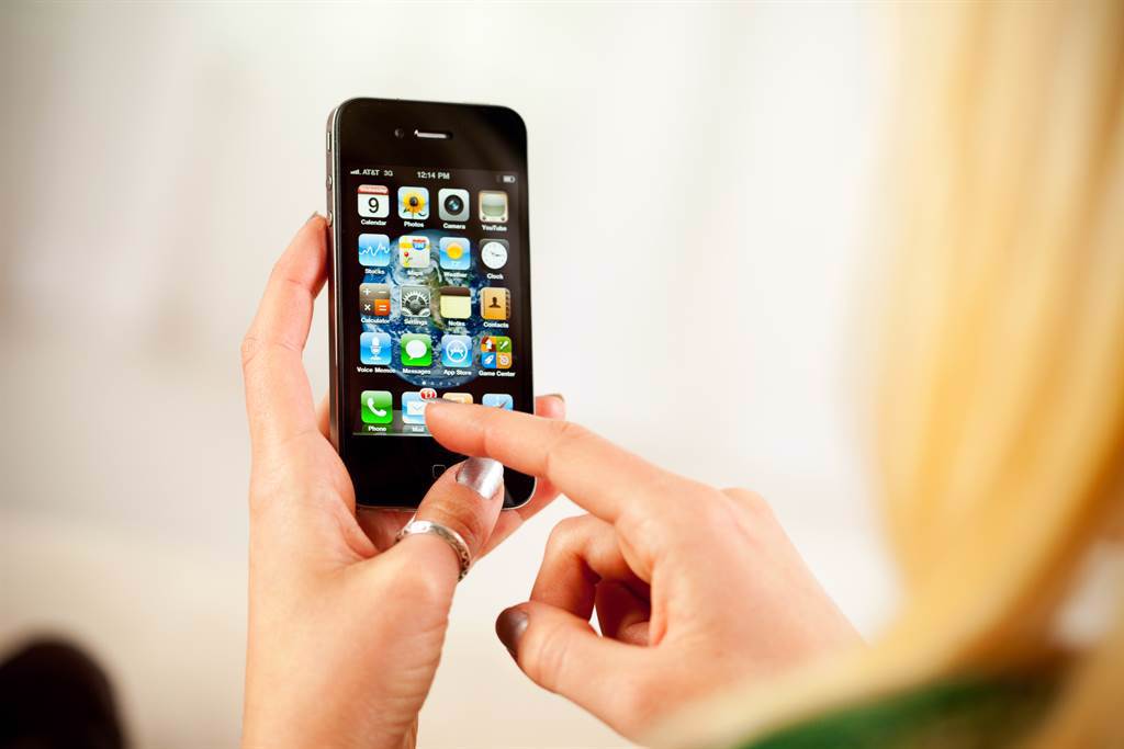 一位網友分享他使用近10年的iPhone 4手機，眾人見到這一古董神機後紛紛跪喊，「太狂了！」(示意圖/Shutterstock)