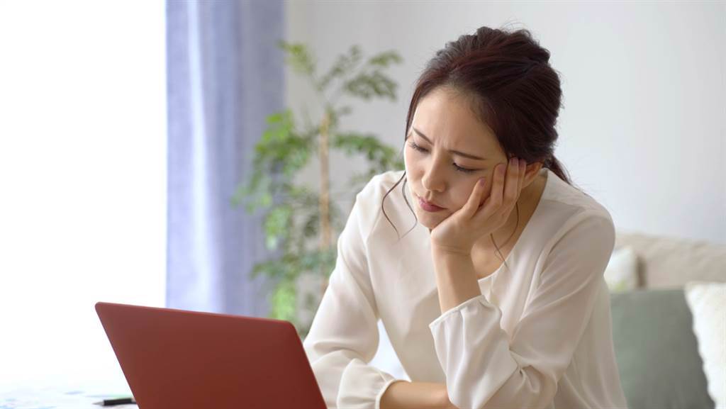 女網友表示，自己投完履歷的隔天職缺馬上就會關閉，讓她直言找不到工作真的快憂鬱。(達志影像/示意圖非當事人)
