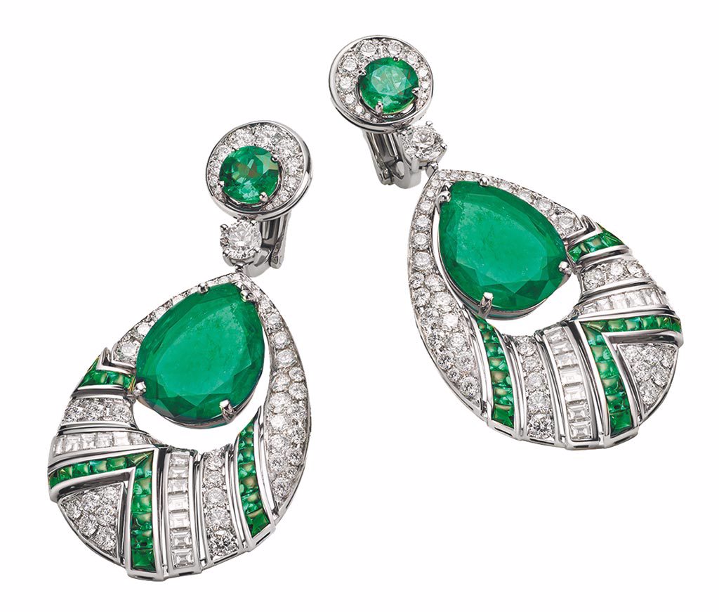 寶格麗BAROCKO系列Cupola頂級祖母綠與鑽石耳環，主石為兩顆各重約8克拉祖母綠，約2344萬5000元。（BVLGARI提供）